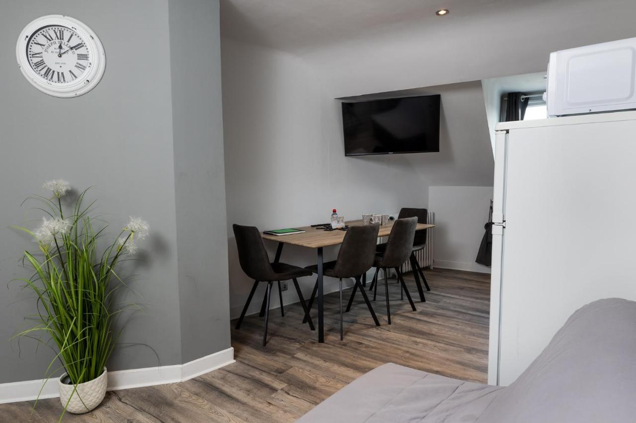 A6 - Comme A La Maison - *